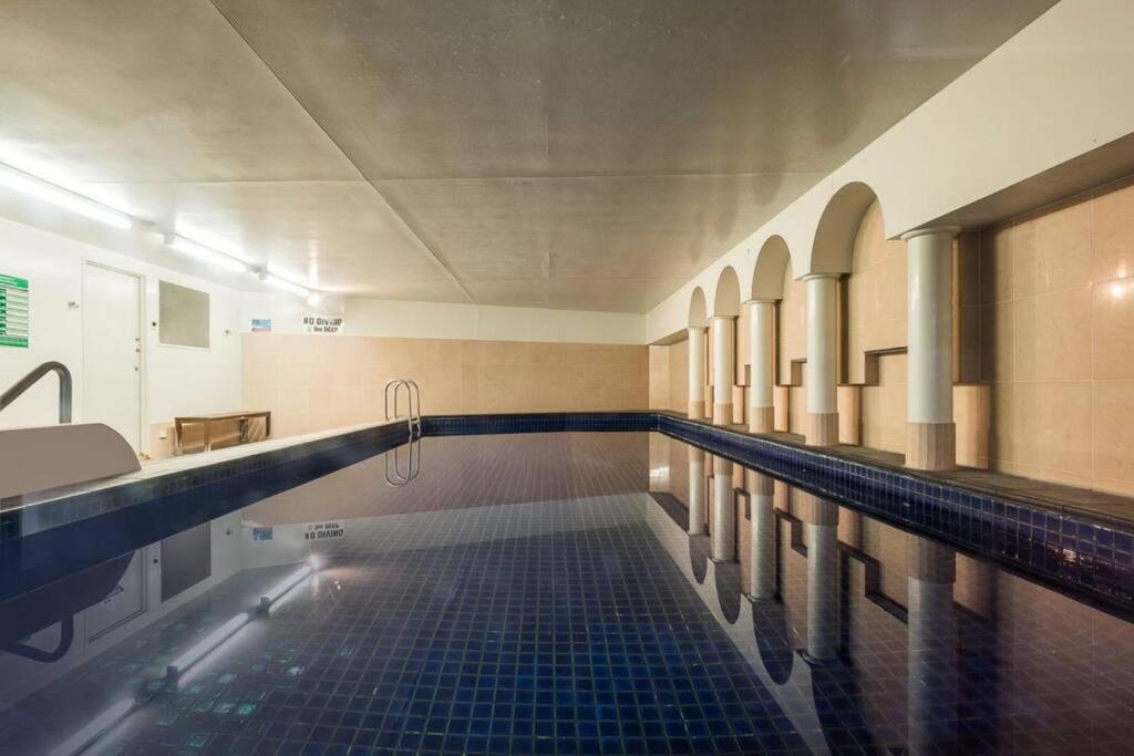 Riverview 2b2b In Cbd W/parking, Pool, Gym Apartment *