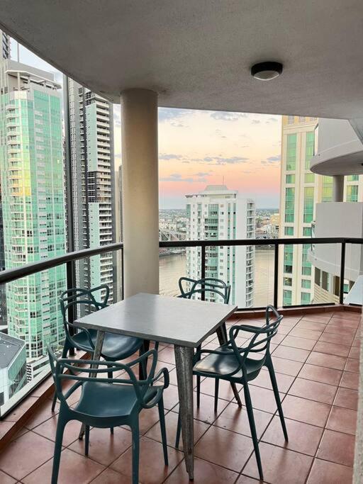 Apartment Riverview 2b2b In Cbd W/parking, Pool, Gym *